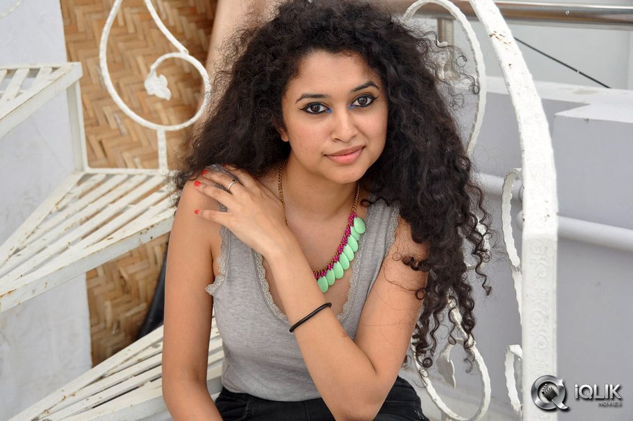 Soumya-Sukumar-at-Pora-Pove-Movie-Success-Meet